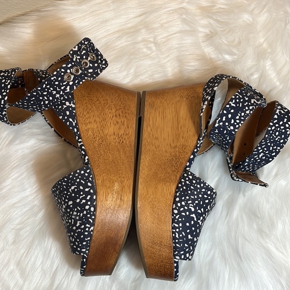 DESIGN Editions for Gap Wood Wedge Sandal - Picture 6 of 16